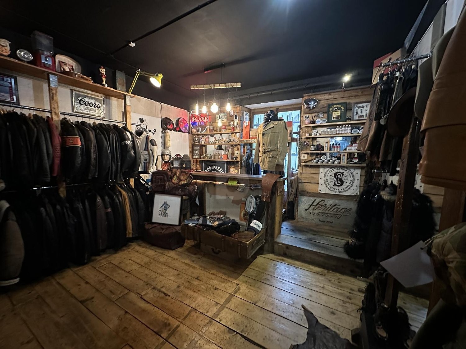 100m² shop, photo 2 of 3