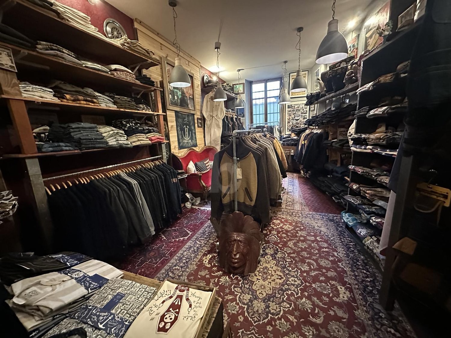 100m² shop, photo 1 of 3