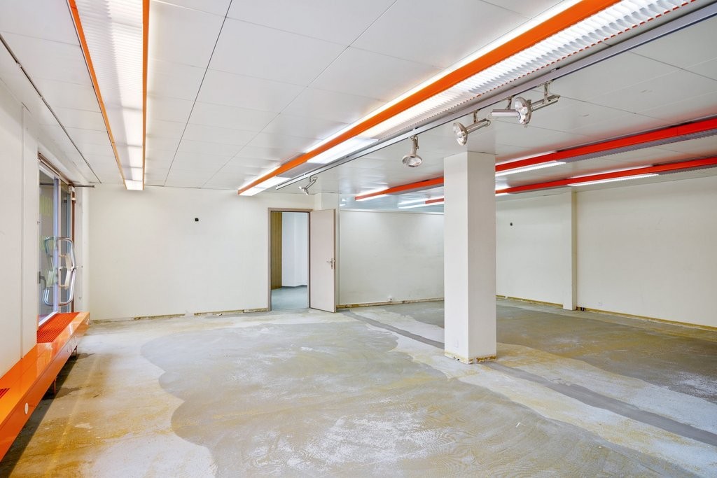 130m² shop