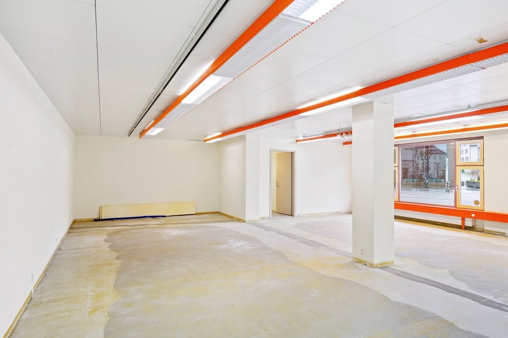 130m² shop