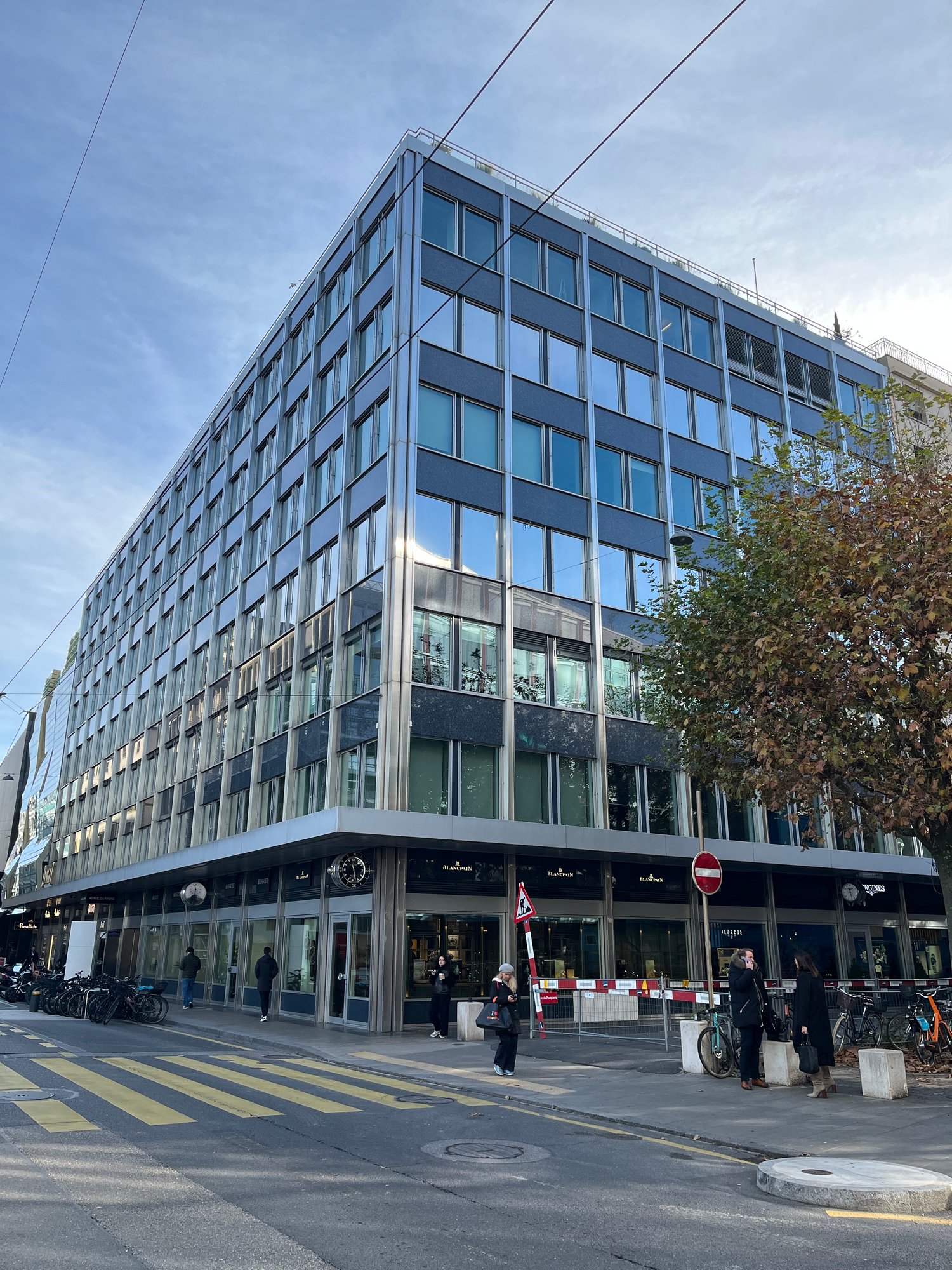 809m² office, photo 1 of 4