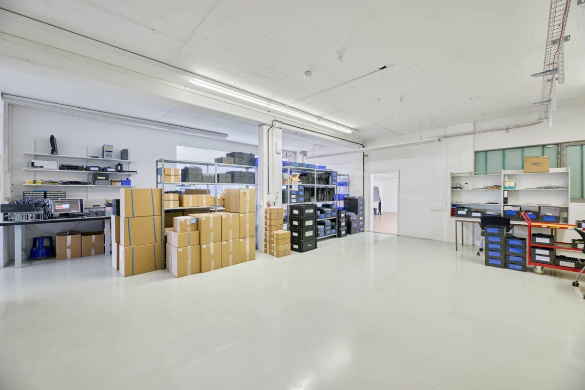 1550m² workshop