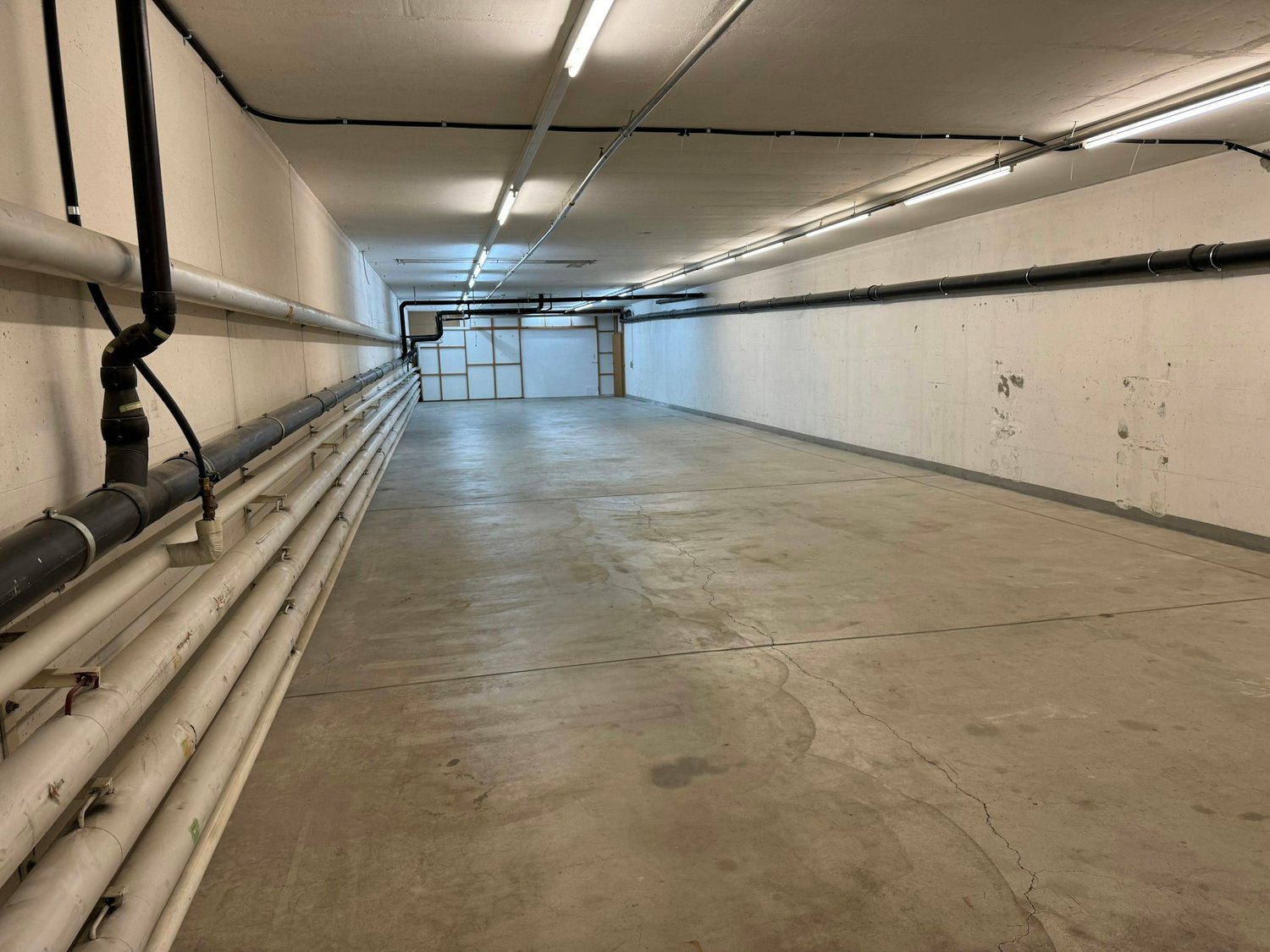 270m² storage room