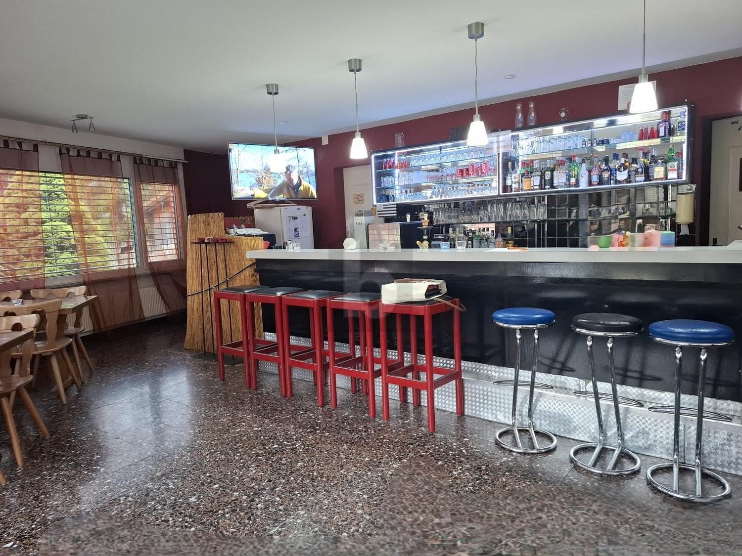 482m² restaurant, photo 2 of 4
