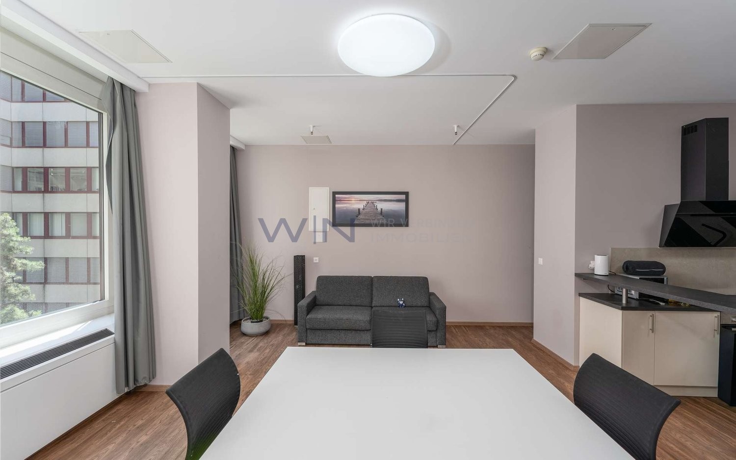 49m² office

Office space with 49 m², completely modernized in 2023.

WE-FACTS
- Glattpark Opfikon: Glattalbahn, A1 and airport in short distance
- high rooms, large windows, fitted kitchen, laminate and ceramic tiles
- lift to the floor, barrier-free, underground parking space, sprinkler system

Su, photo 6 of 10
