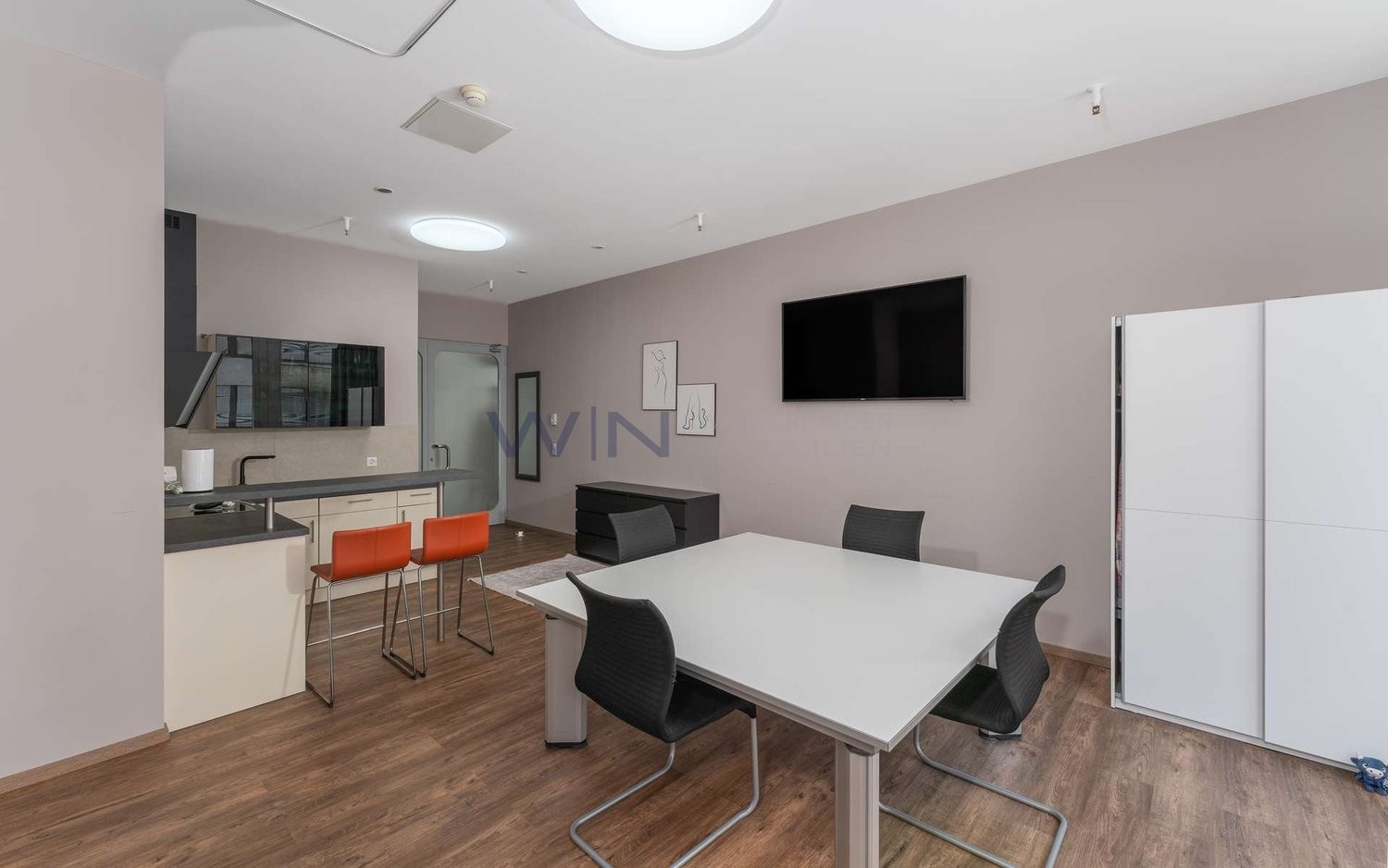 49m² office

Office space with 49 m², completely modernized in 2023.

WE-FACTS
- Glattpark Opfikon: Glattalbahn, A1 and airport in short distance
- high rooms, large windows, fitted kitchen, laminate and ceramic tiles
- lift to the floor, barrier-free, underground parking space, sprinkler system

Su, photo 5 of 10