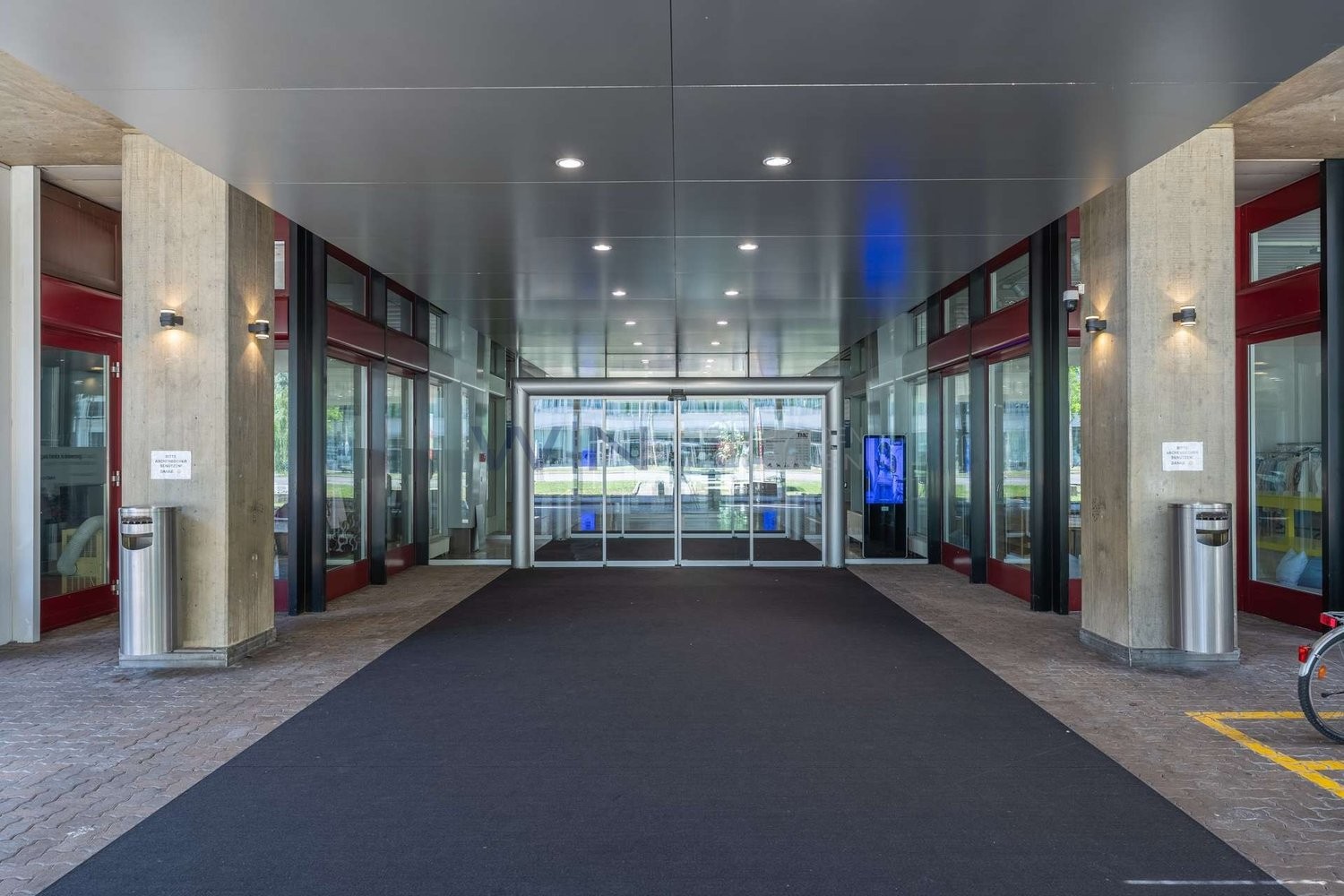 49m² office

Office space with 49 m², completely modernized in 2023.

WE-FACTS
- Glattpark Opfikon: Glattalbahn, A1 and airport in short distance
- high rooms, large windows, fitted kitchen, laminate and ceramic tiles
- lift to the floor, barrier-free, underground parking space, sprinkler system

Su, photo 2 of 10