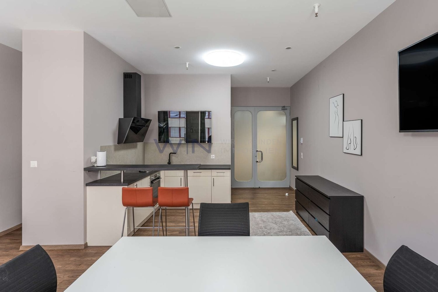 49m² office

Office space with 49 m², completely modernized in 2023.

WE-FACTS
- Glattpark Opfikon: Glattalbahn, A1 and airport in short distance
- high rooms, large windows, fitted kitchen, laminate and ceramic tiles
- lift to the floor, barrier-free, underground parking space, sprinkler system

Su, photo 8 of 10