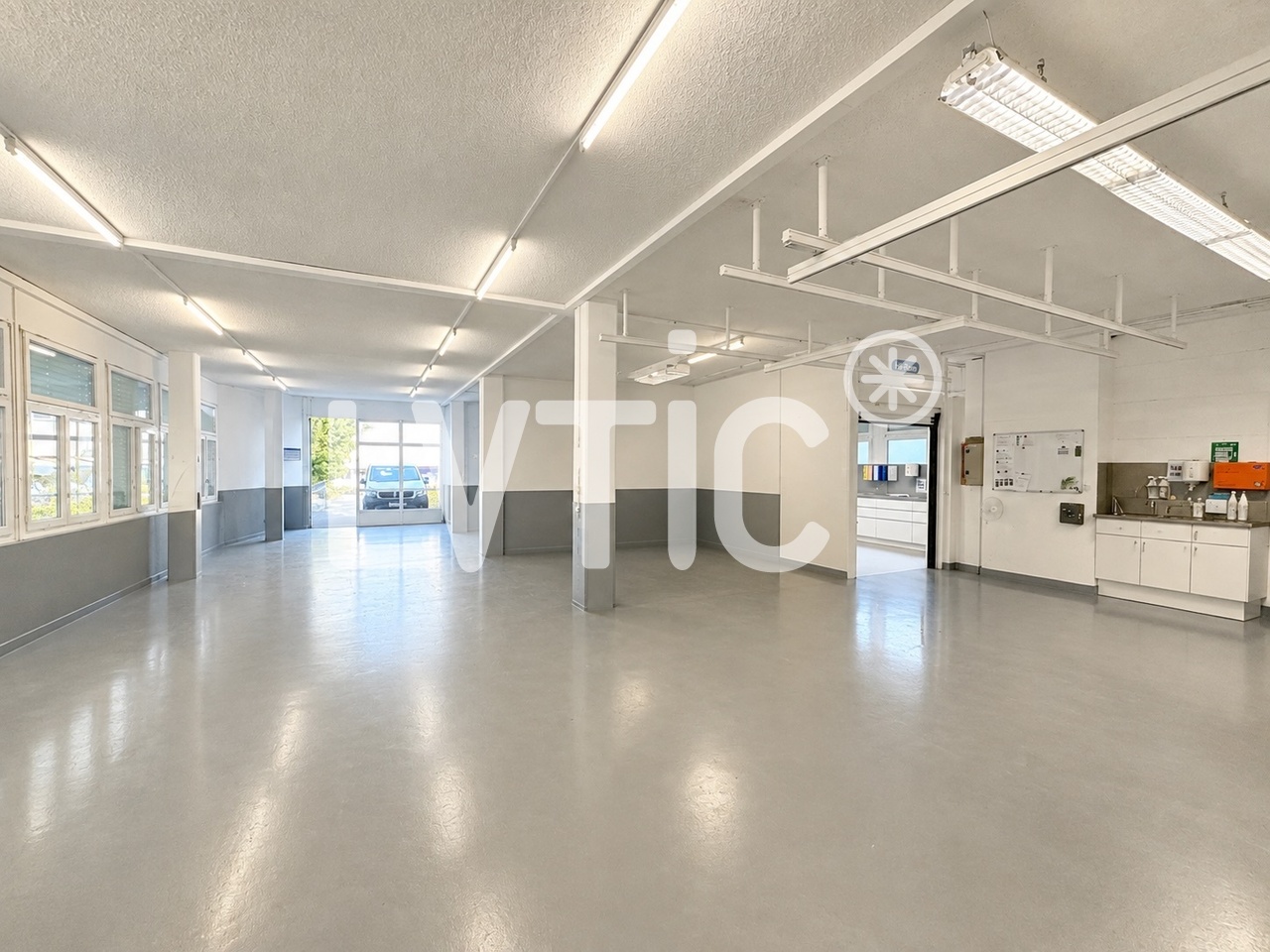 700m² workshop, photo 1 of 6