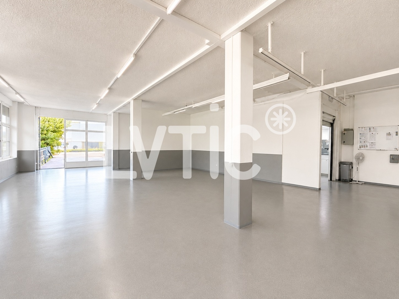 700m² workshop, photo 2 of 6