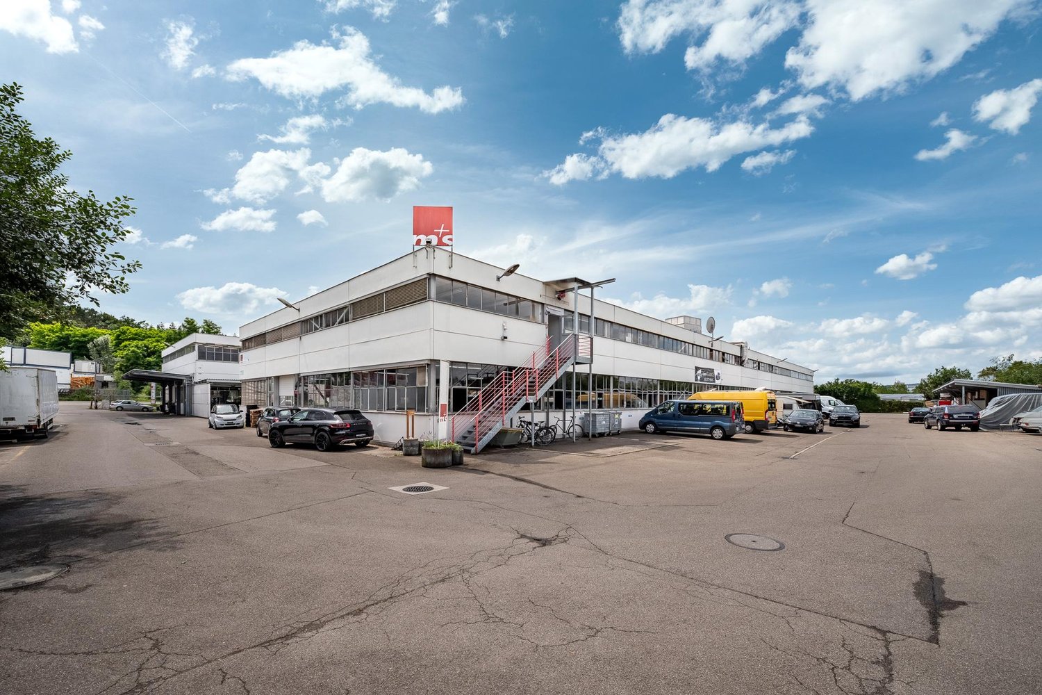 572m² office, photo 1 of 10