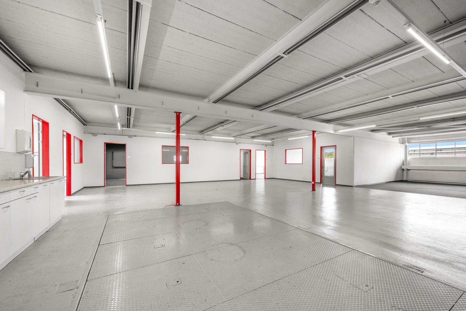 572m² office, photo 2 of 10