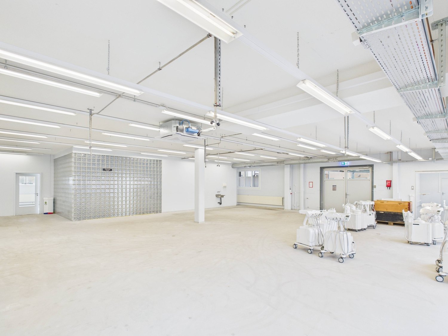 1043m² commercial, photo 2 of 10