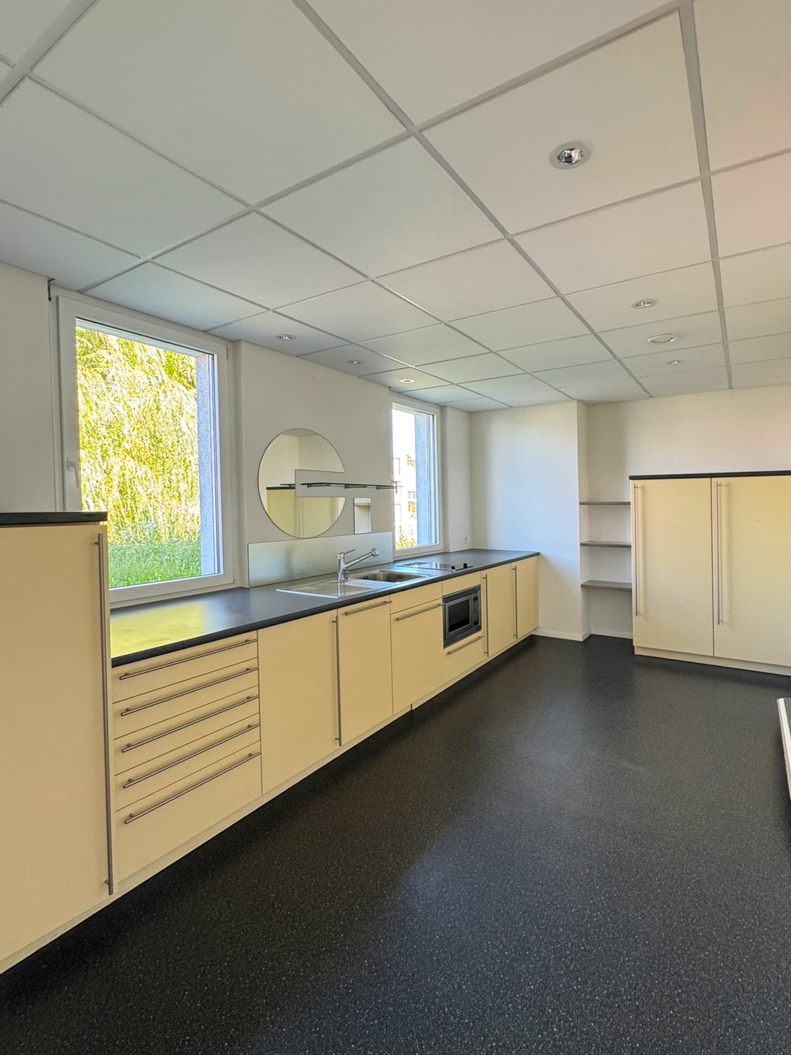 210m² office