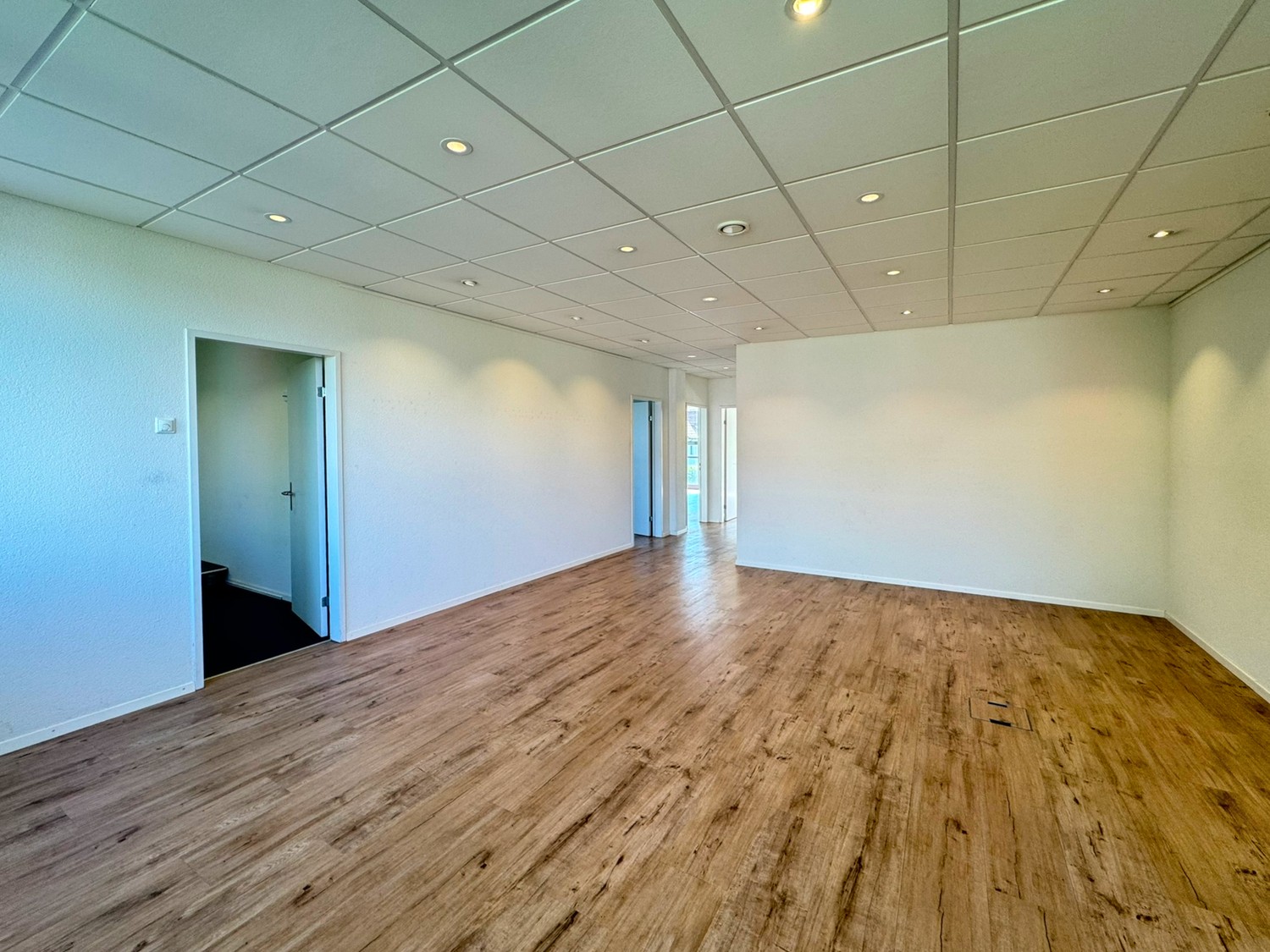 210m² office