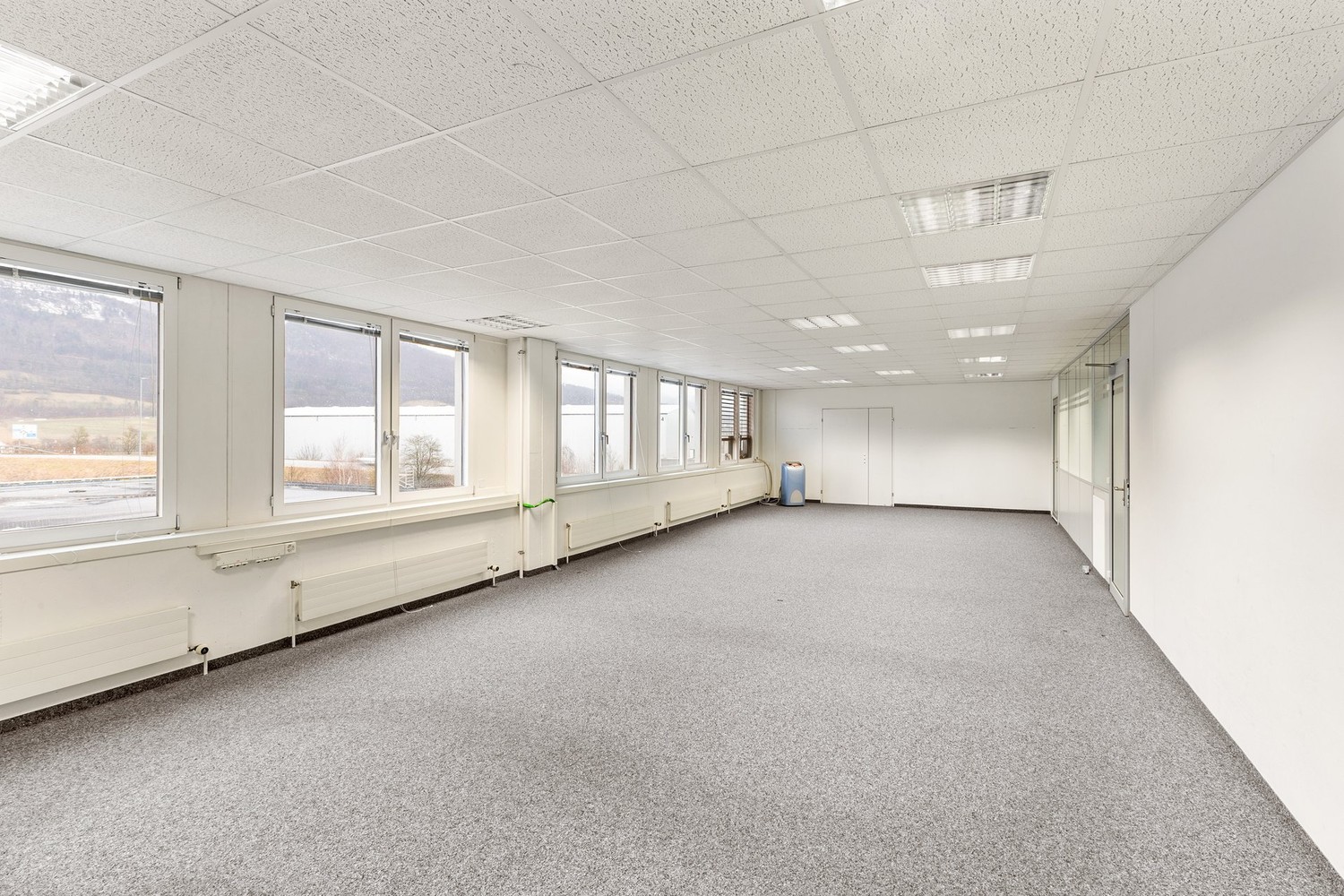 576m² office, photo 1 of 10