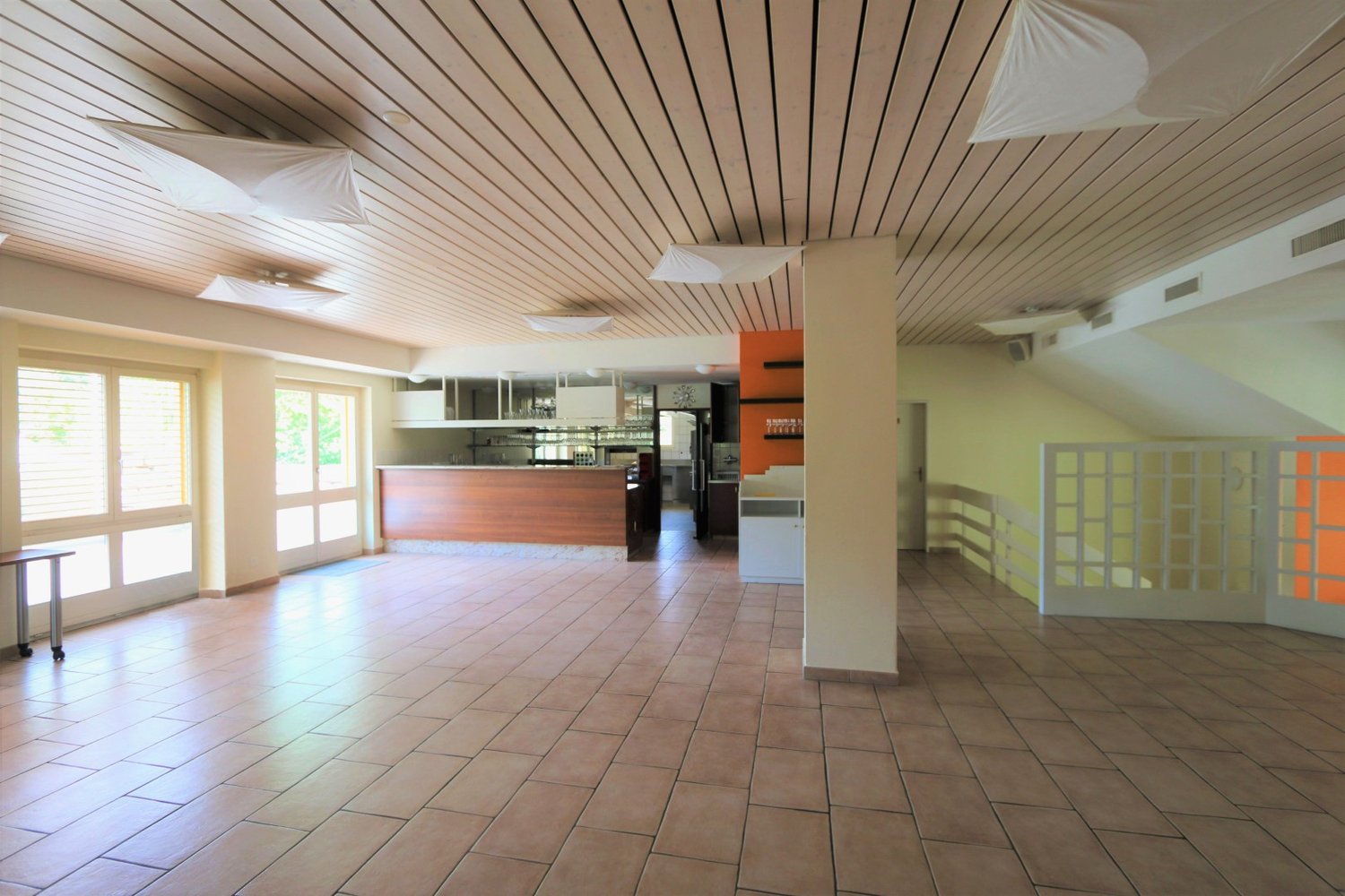274m² restaurant, photo 4 of 5