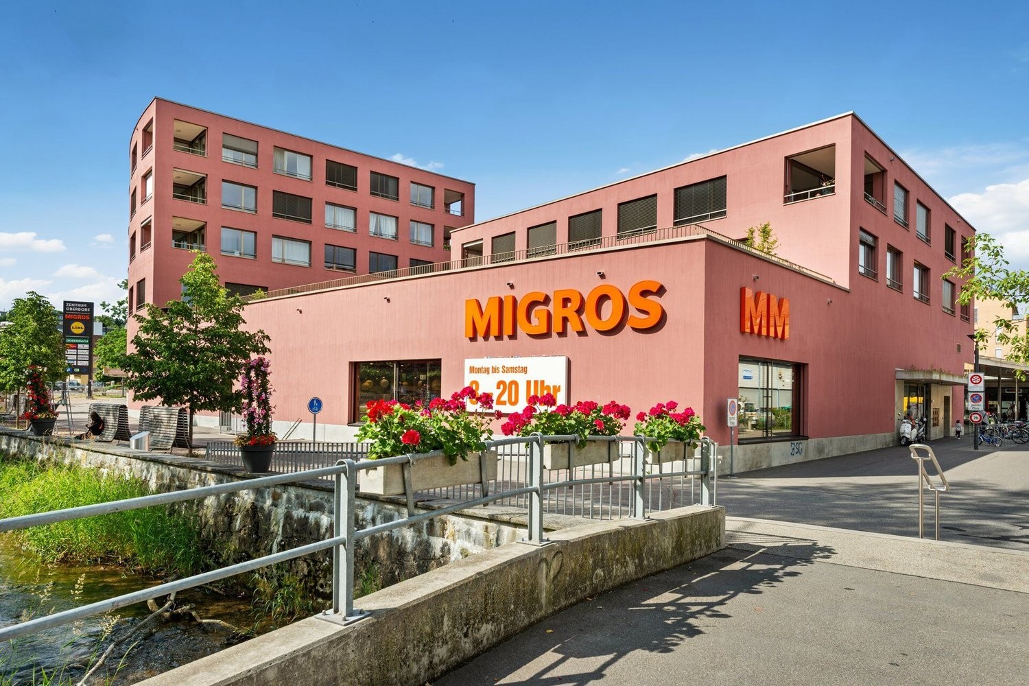 130m² shop