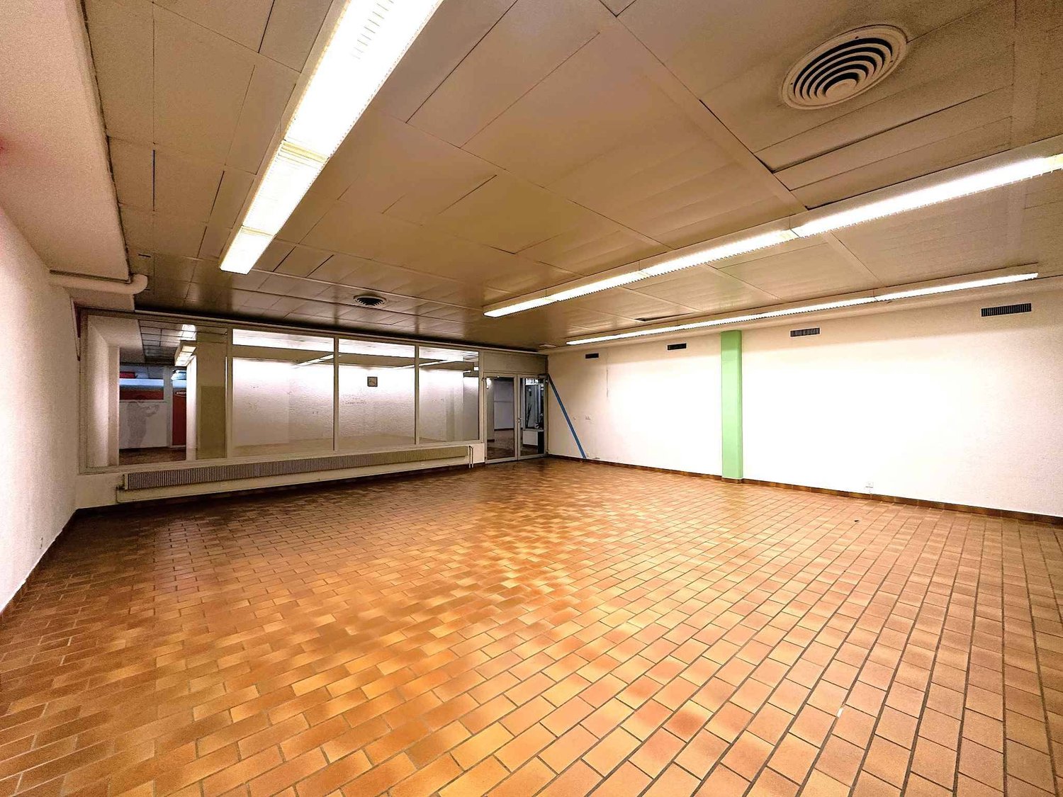 102m² arcade, photo 3 of 3