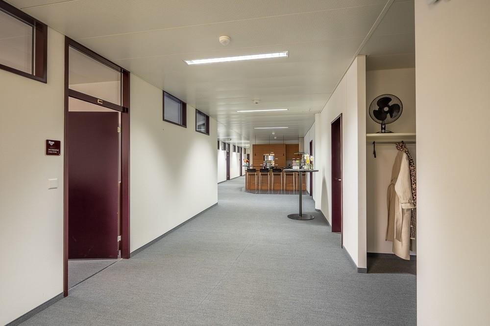 303m² office, photo 4 of 10