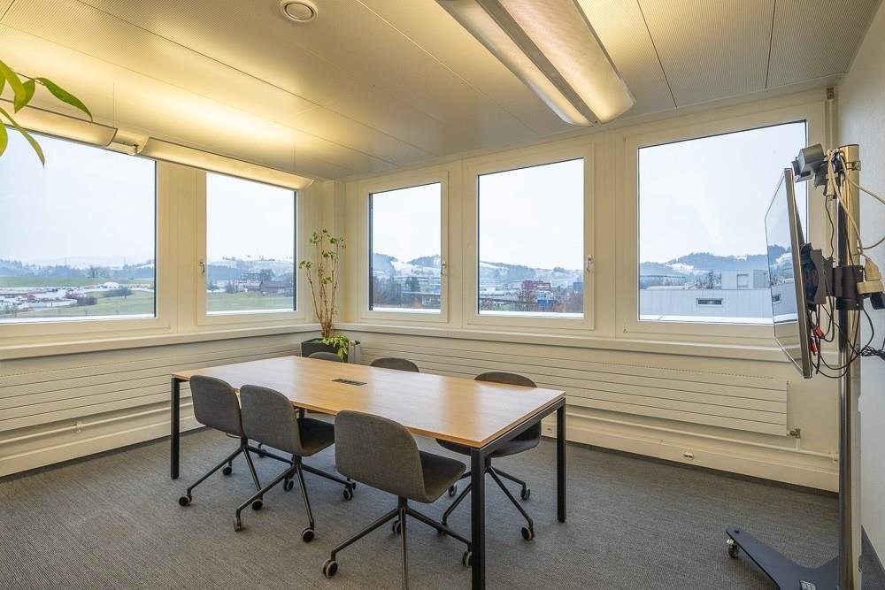 303m² office, photo 2 of 10