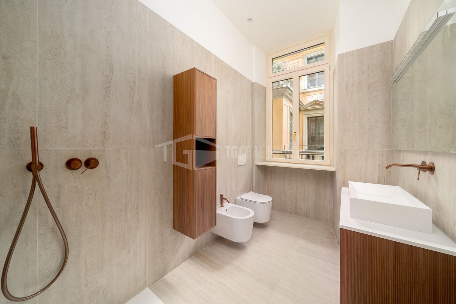 5 rooms apartment