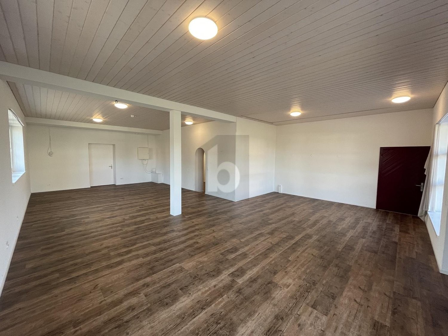 100m² shop, photo 1 of 4