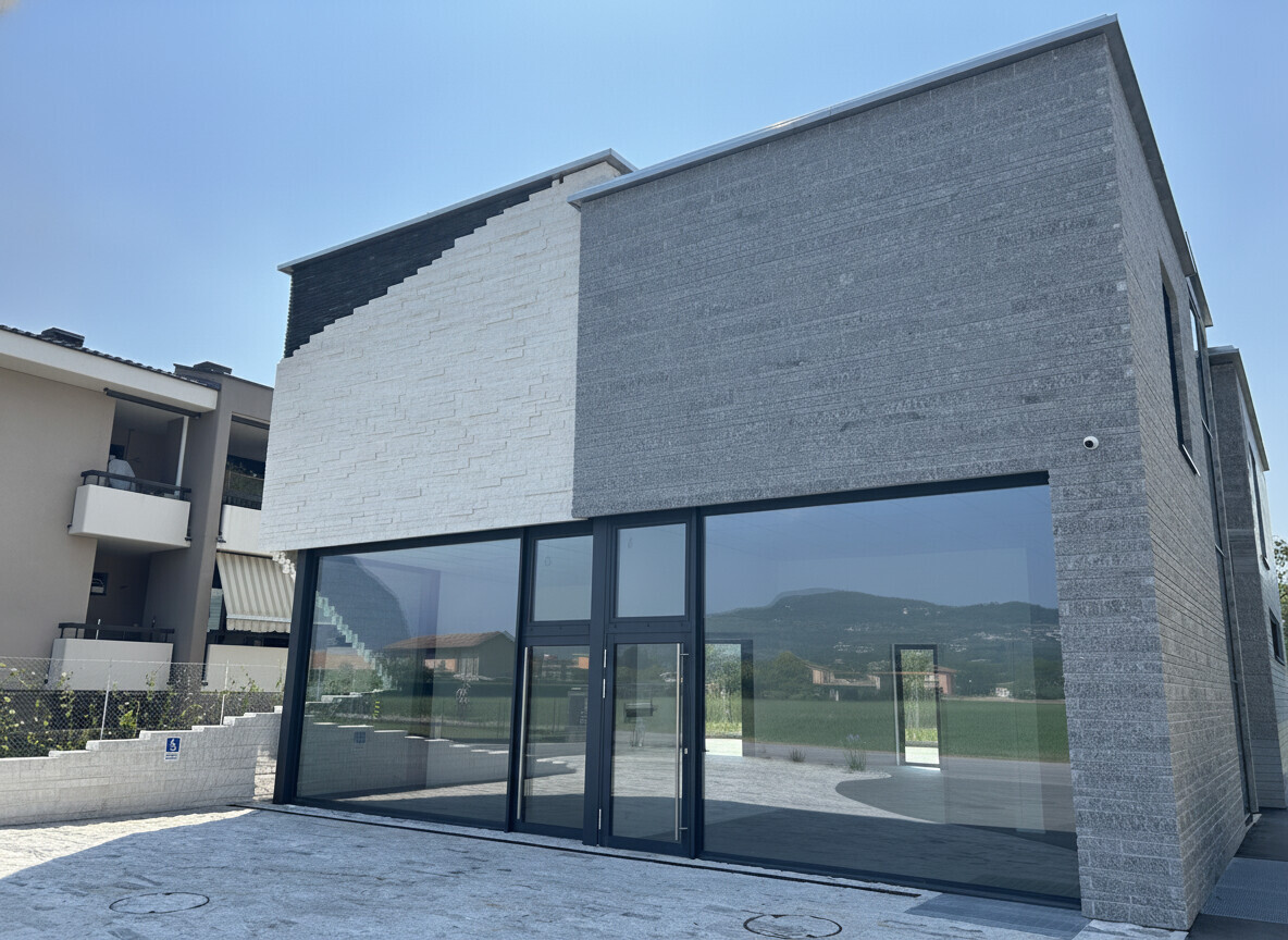 35m² shop, photo 1 of 9