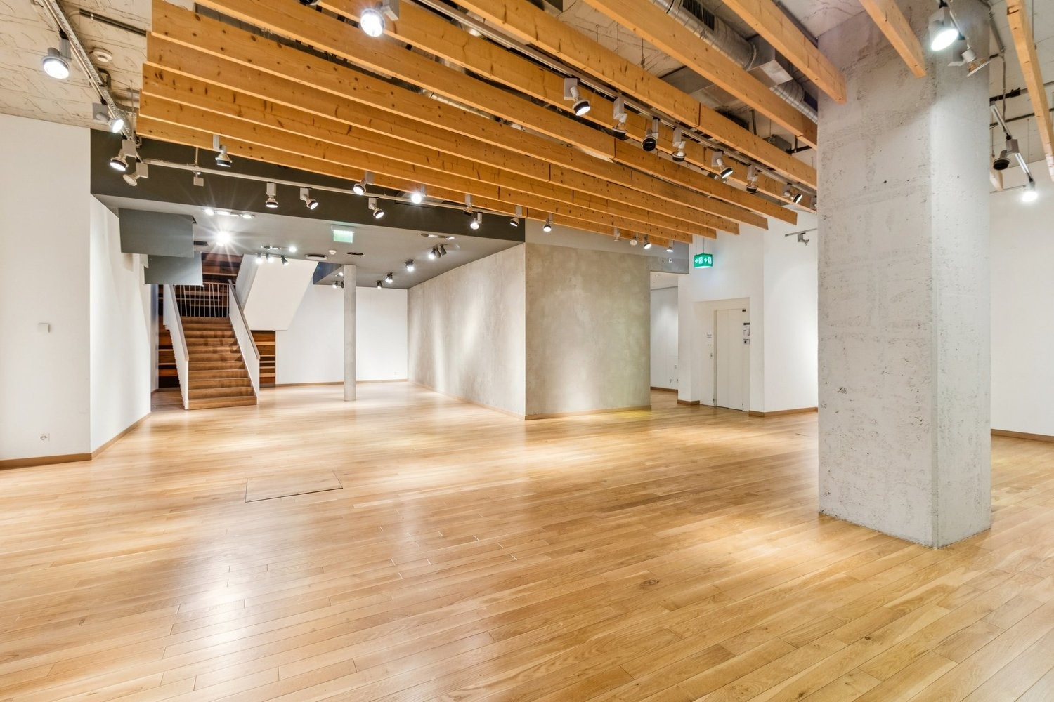 945m² shop, photo 6 of 7