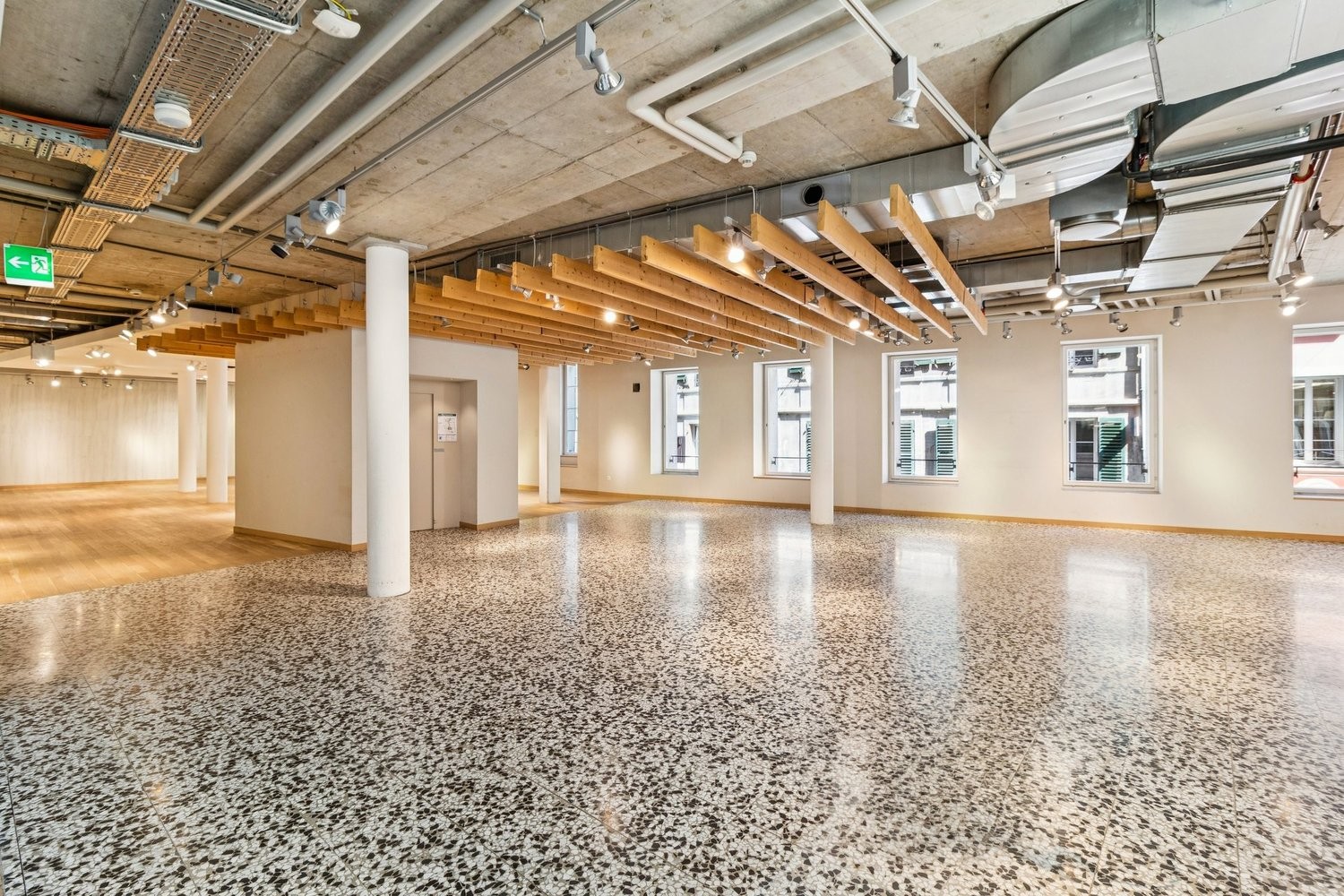 945m² shop, photo 2 of 7