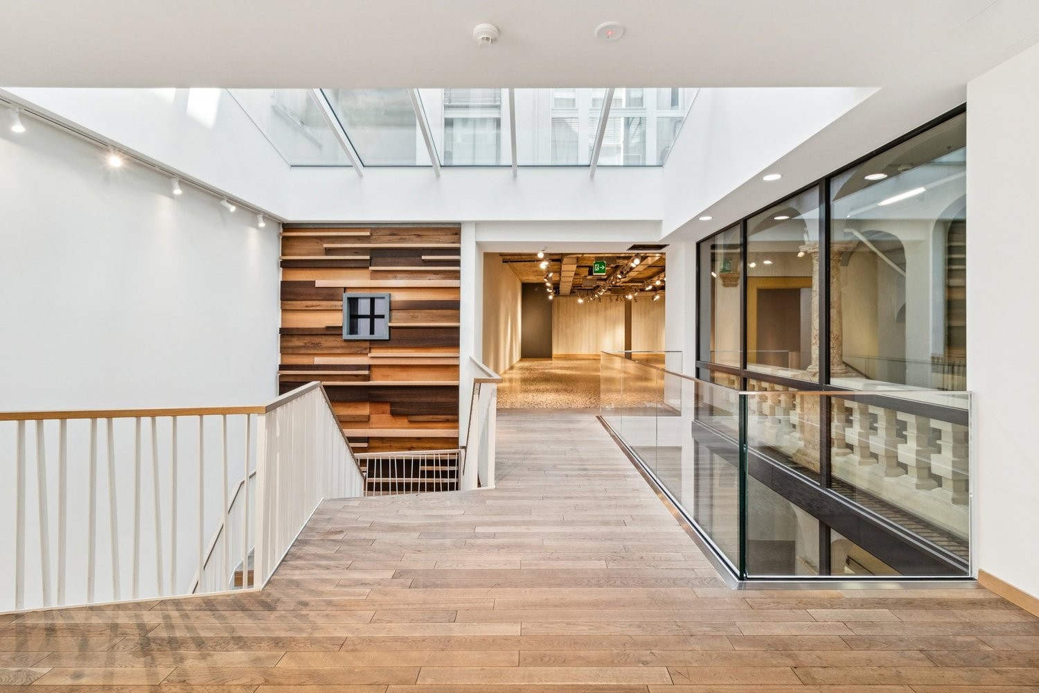 945m² shop, photo 1 of 7