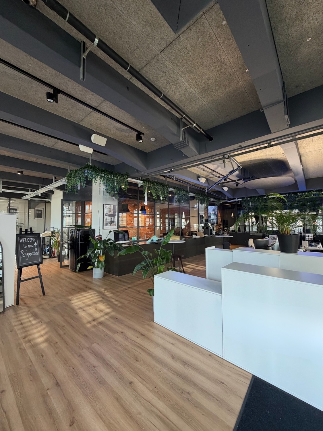 452m² office, photo 1 of 10