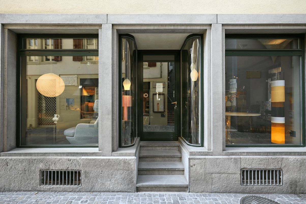131m² shop, photo 1 of 9