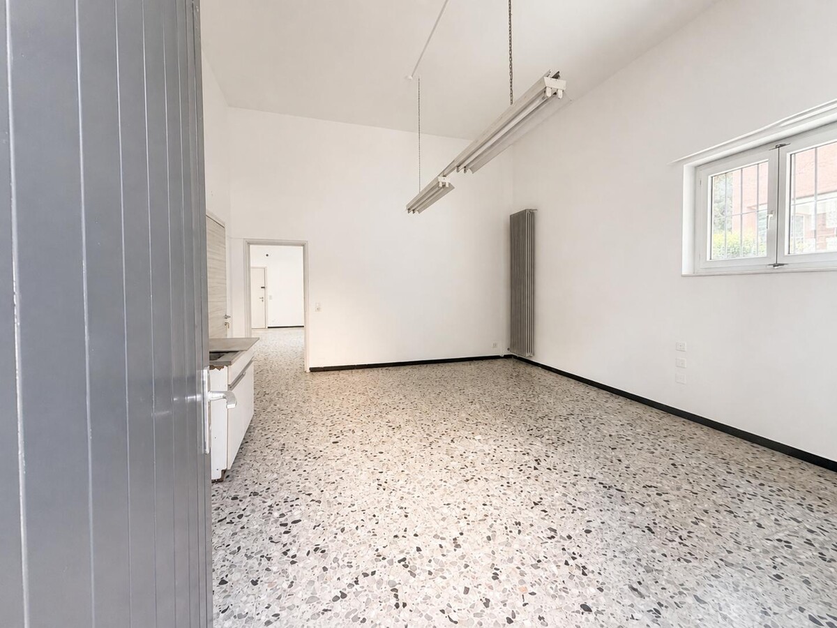 180m² shop