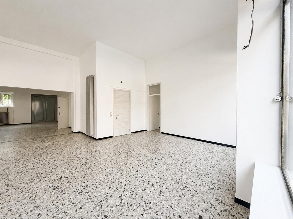 180m² shop
