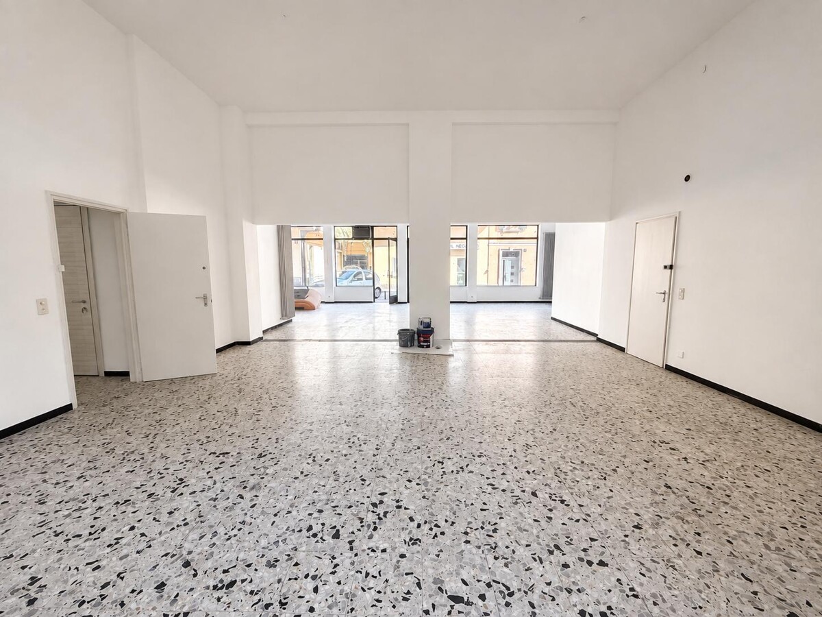 180m² shop