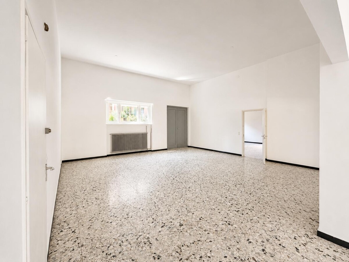 180m² shop