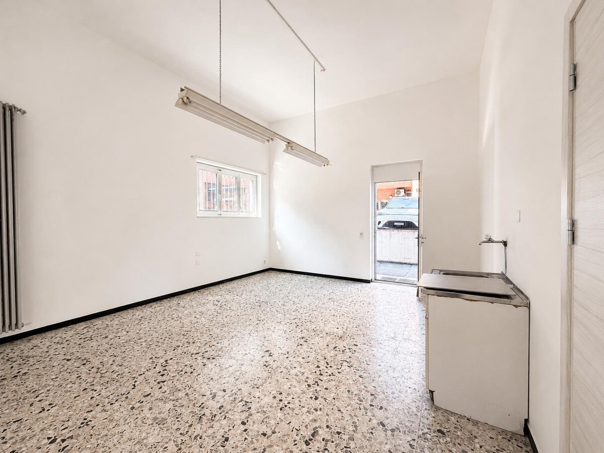 180m² shop