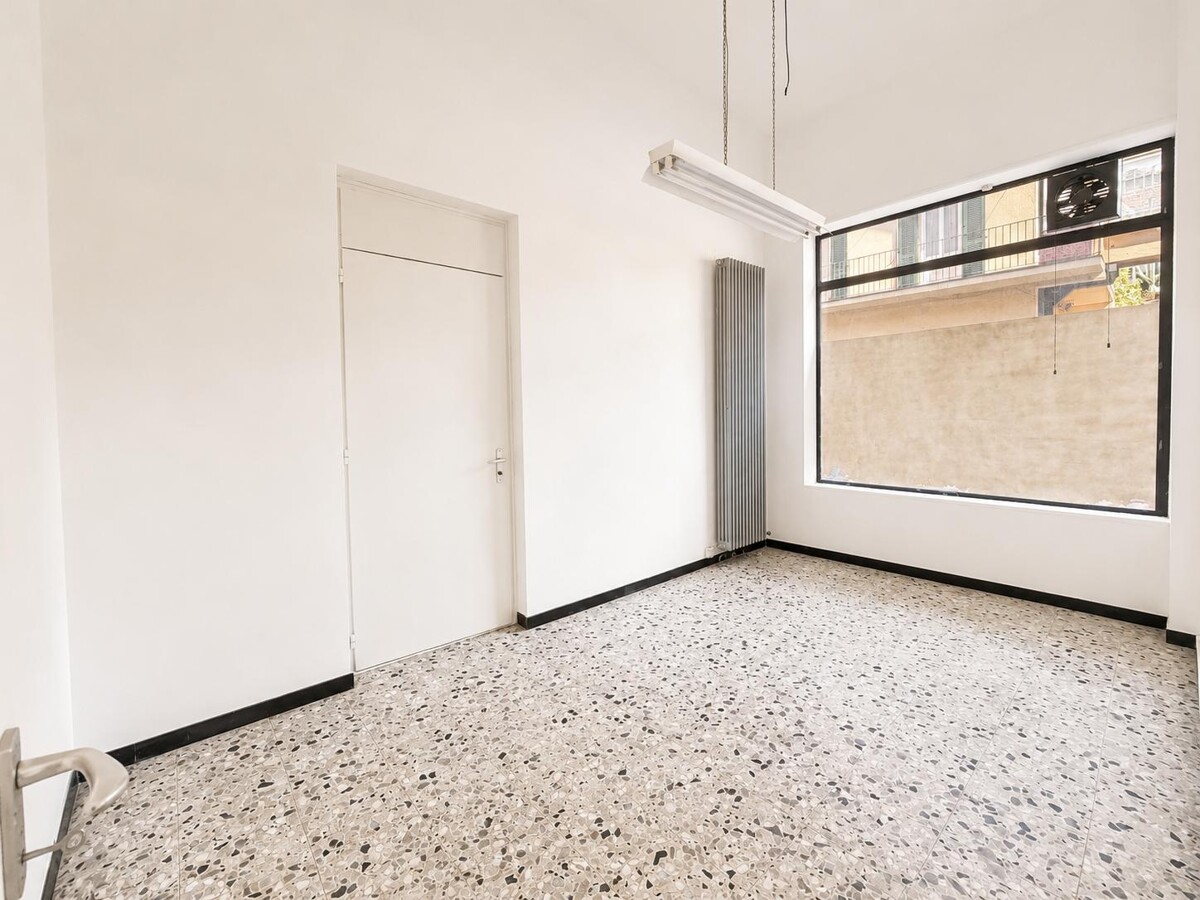 180m² shop