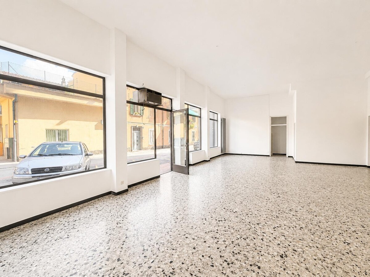 180m² shop