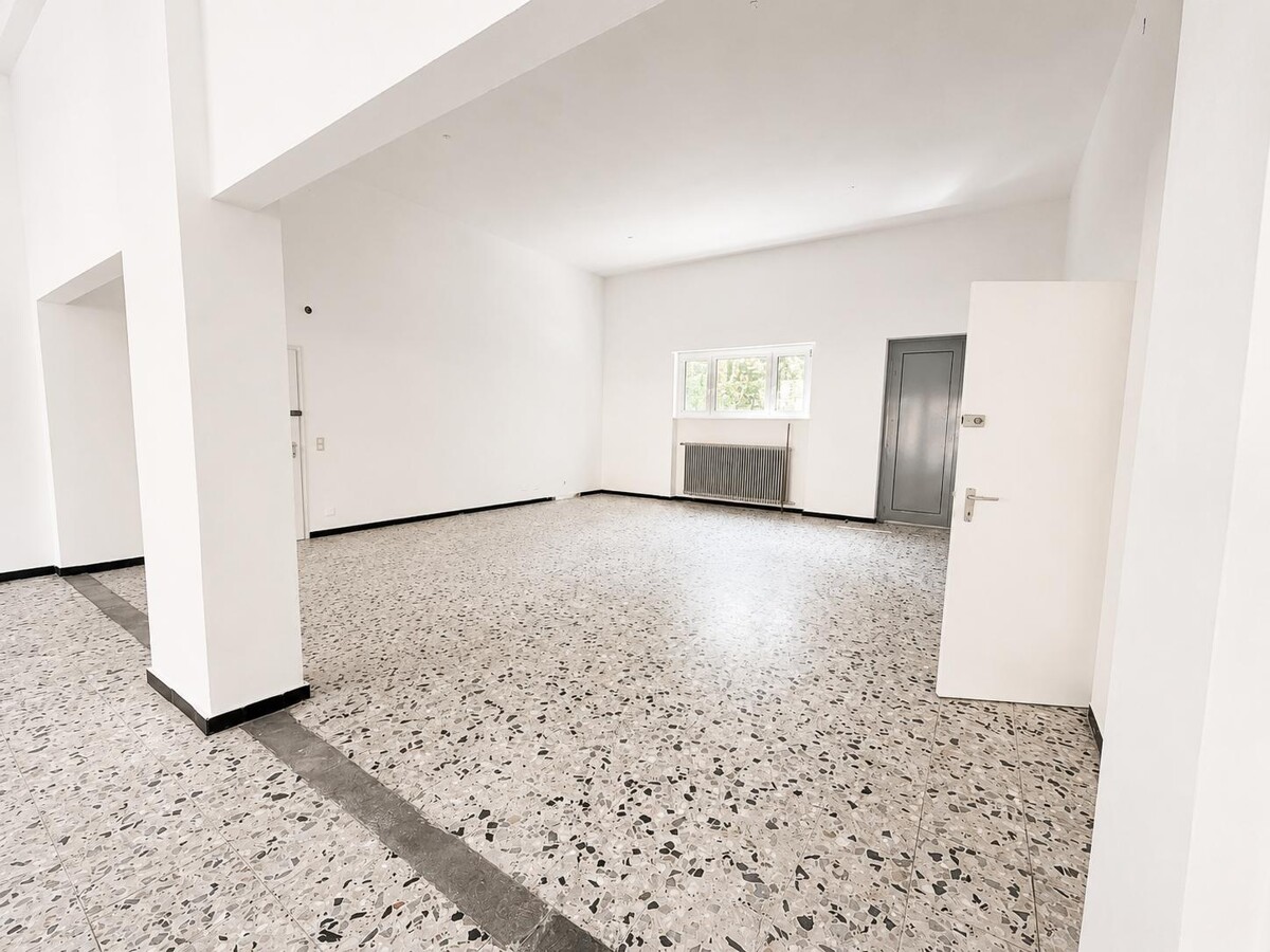 180m² shop