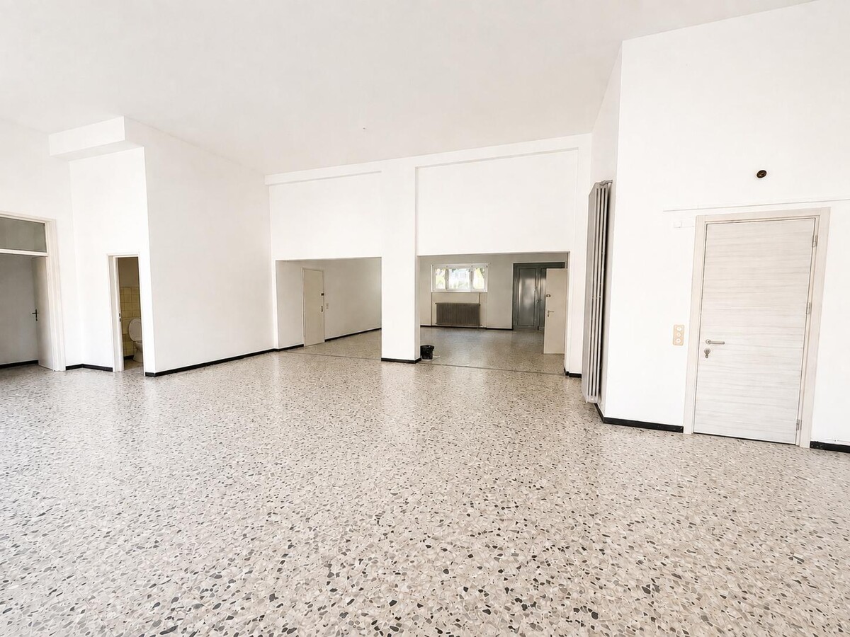 180m² shop