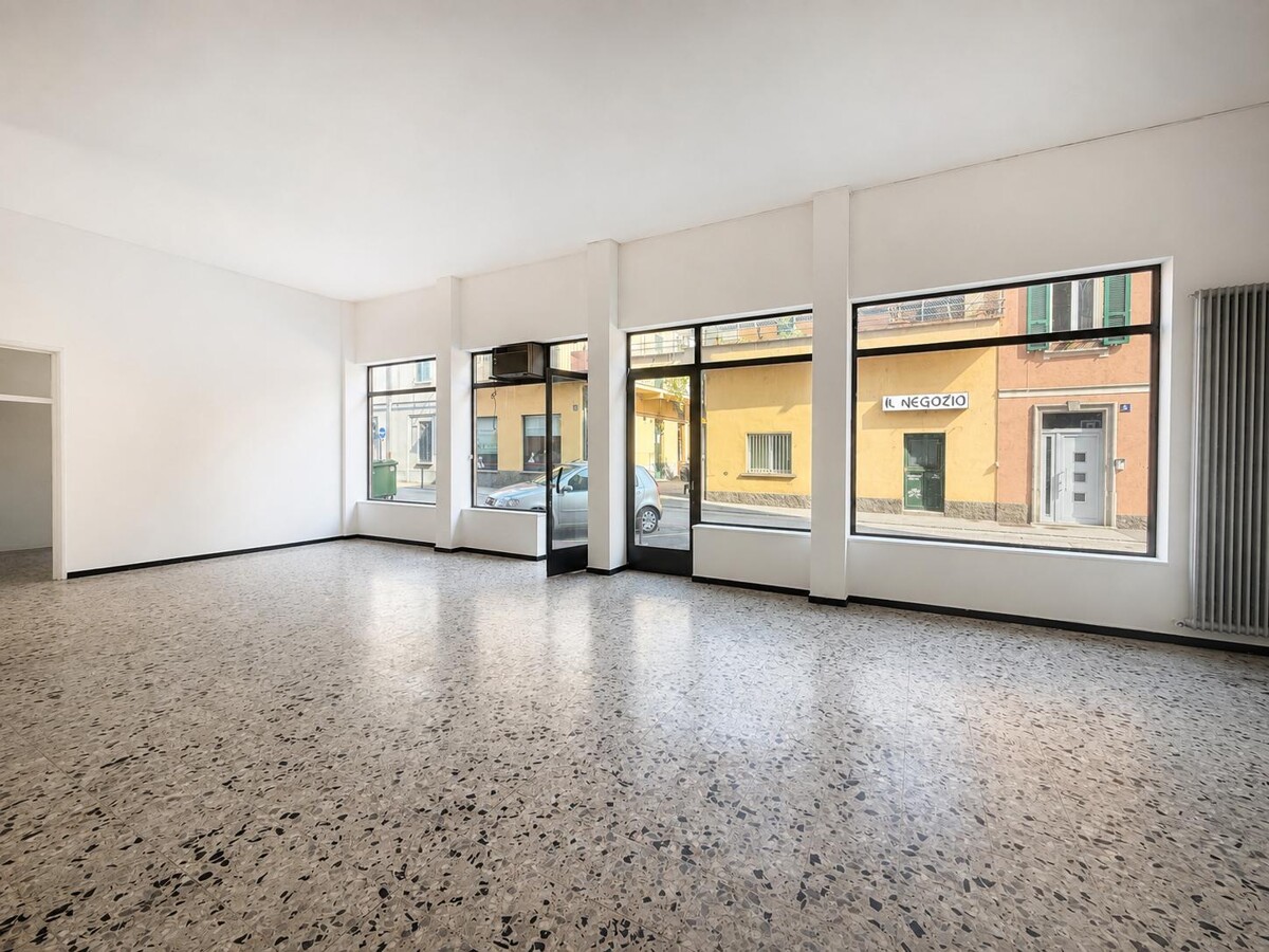 180m² shop