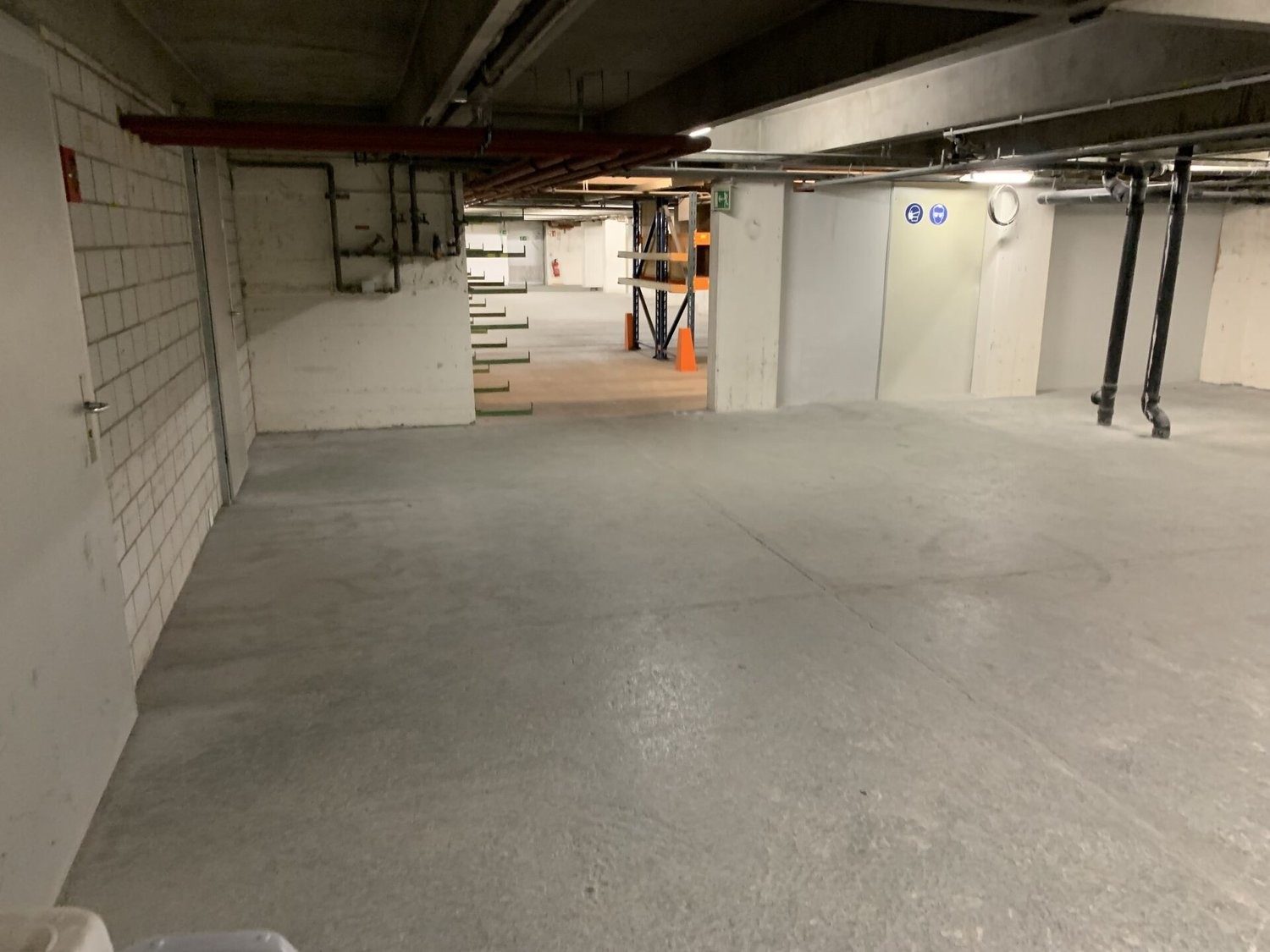 664m² storage room