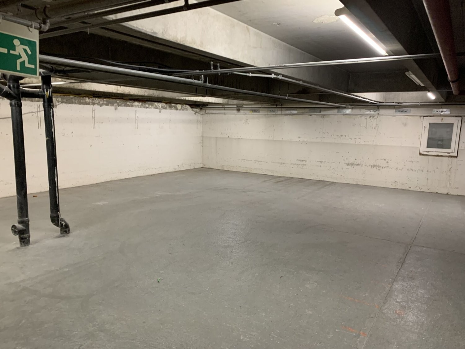 664m² storage room