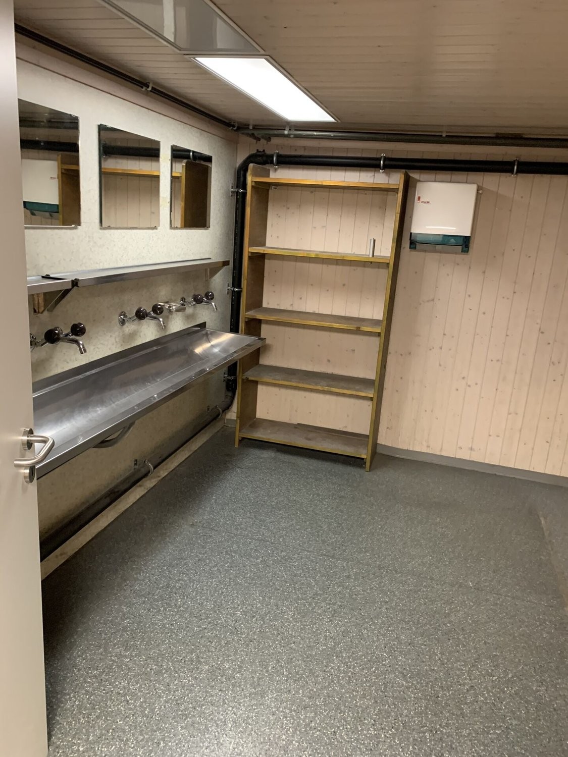 664m² storage room