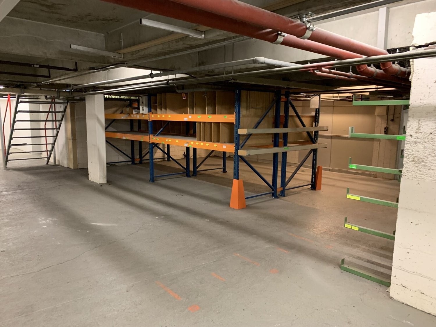 664m² storage room