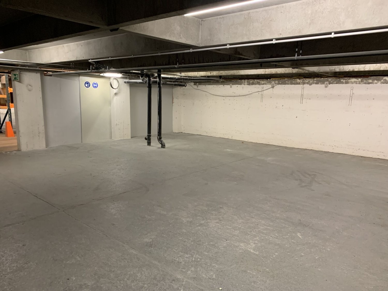 664m² storage room