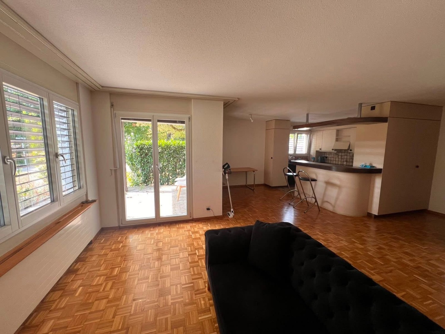 Charmantes Zimmer in Bubikon

Entdecken Sie dieses einladende Zimmer in einem Haus in Bubikon, das perfekt für Paare geeignet ist (maximal 4 Personen im gesamten Objekt).

Das Zimmer ist als Doppelzimmer für Paare konzipiert, kann aber auf Wunsch auch mit zwei separaten Einzelbetten eingerichtet wer