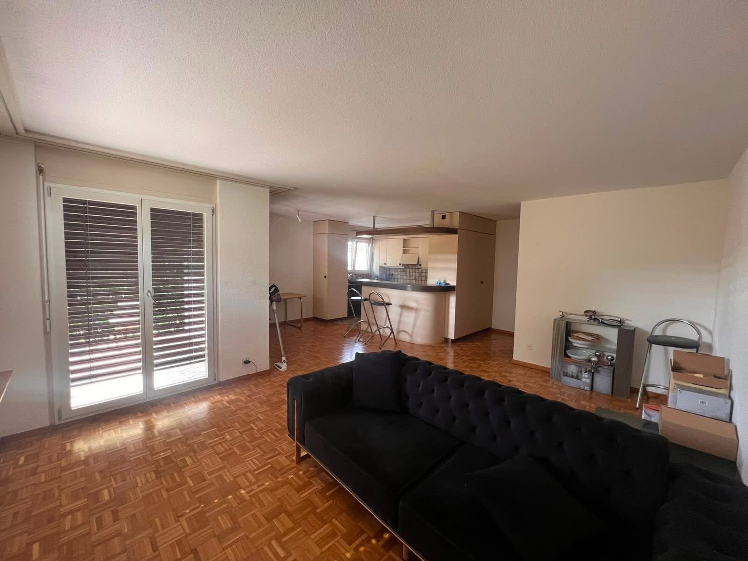 Charmantes Zimmer in Bubikon

Entdecken Sie dieses einladende Zimmer in einem Haus in Bubikon, das perfekt für Paare geeignet ist (maximal 4 Personen im gesamten Objekt).

Das Zimmer ist als Doppelzimmer für Paare konzipiert, kann aber auf Wunsch auch mit zwei separaten Einzelbetten eingerichtet wer